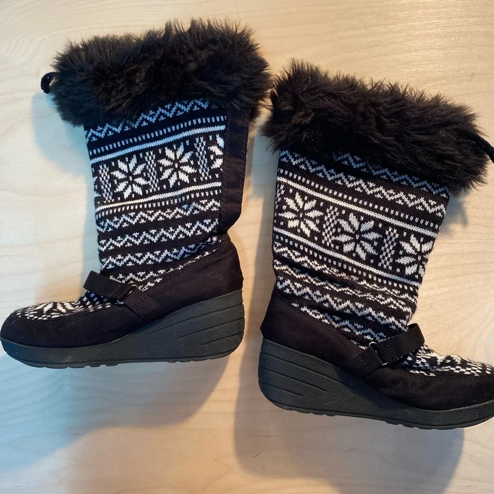 Red Camel Summit Black White Knit Snowflake Wedge Boot size 8M (GO)